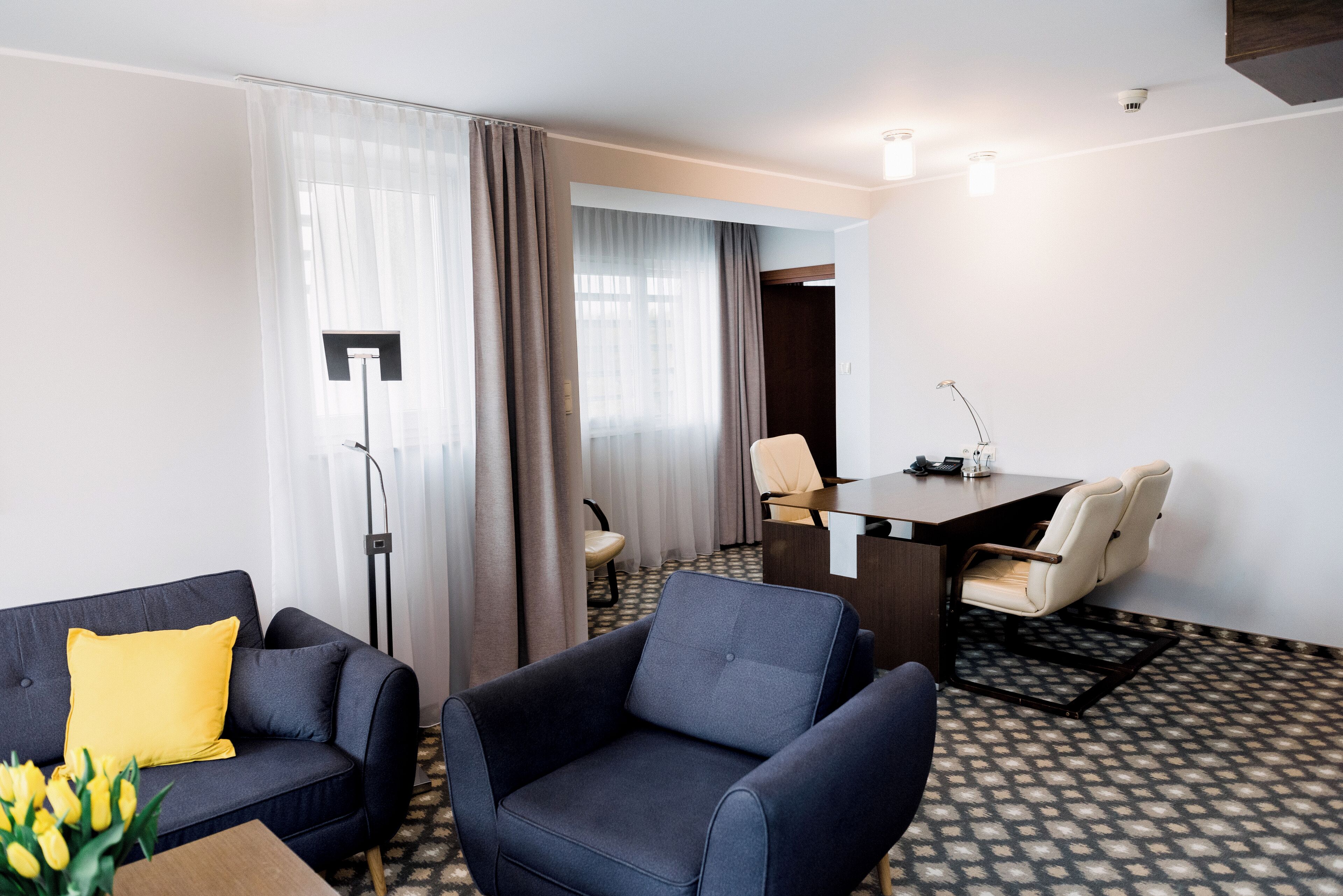 deluxe suite | minibar, in-room safe, desk, free cots/infant beds