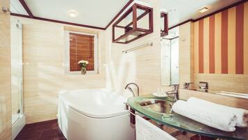 Deluxe-værelse | Badeværelse | Miljøvenlige toiletartikler, hårtørrer, hjemmesko, håndklæder