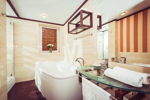Deluxe Oda | Banyo | Çevre dostu banyo/kozmetik ürünleri, saç kurutma makinesi, terlik 
