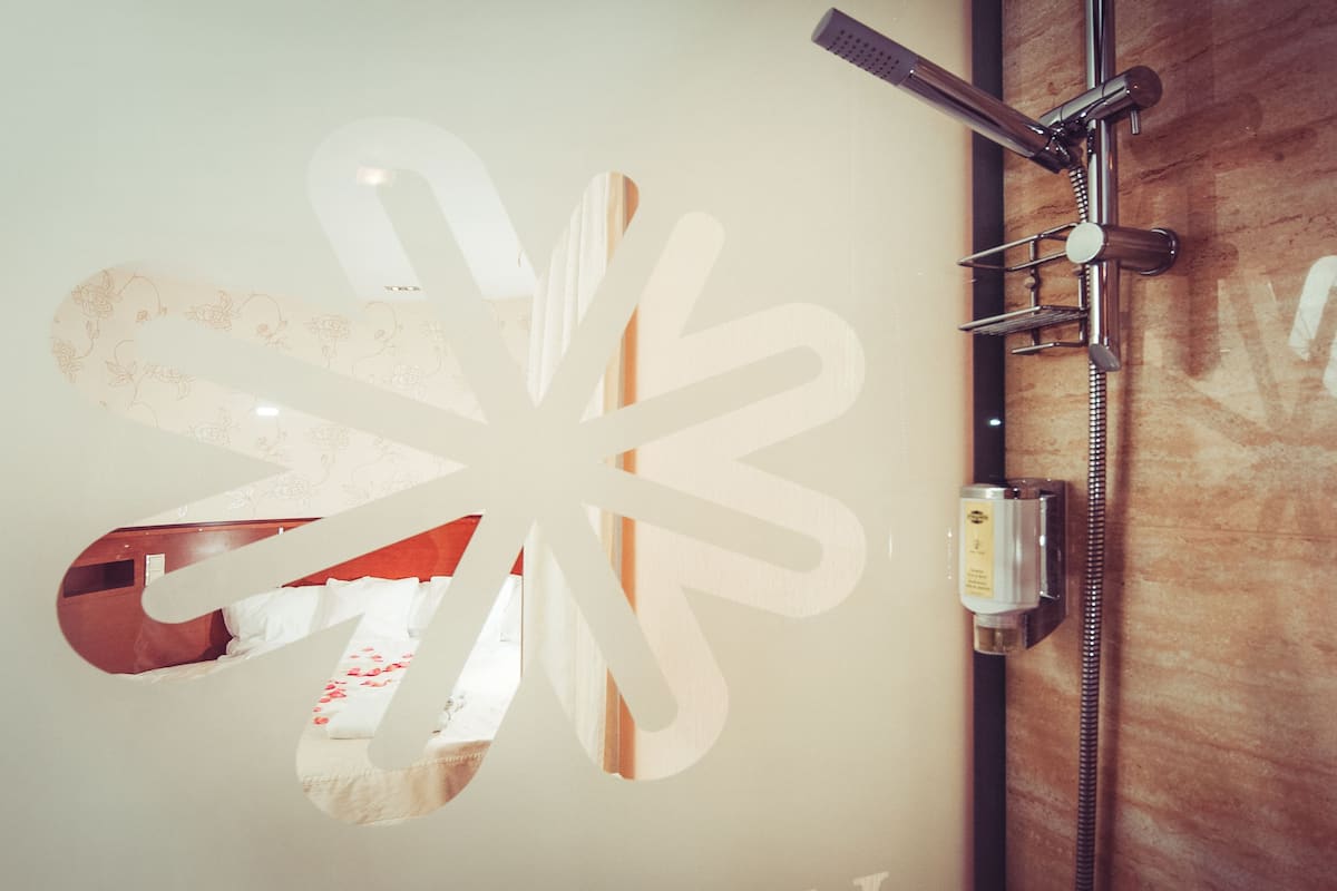 Deluxe-Zimmer | Dusche im Bad