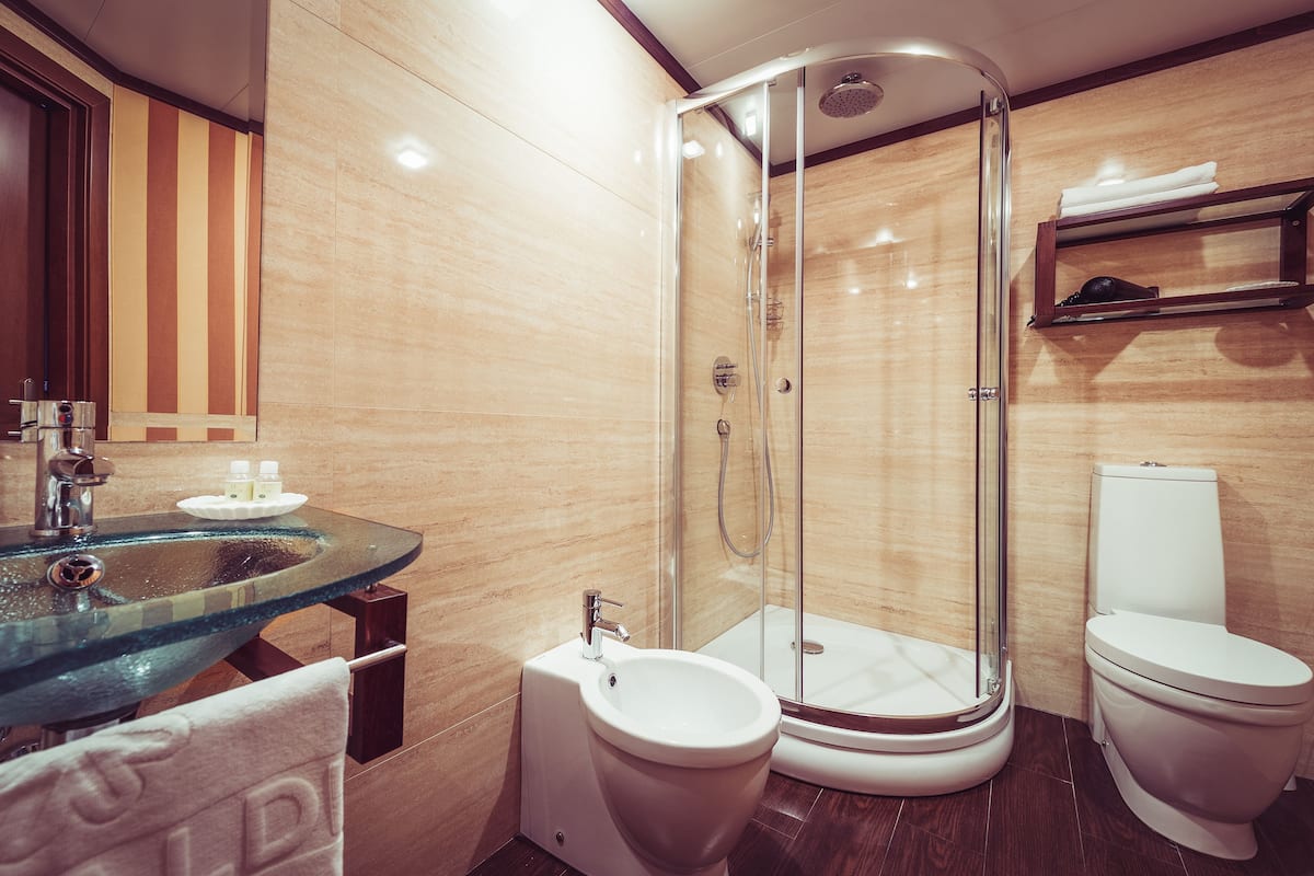 Familienzimmer | Badezimmer | Regendusche, umweltfreundliche Kosmetikartikel, Haartrockner, Hausschuhe