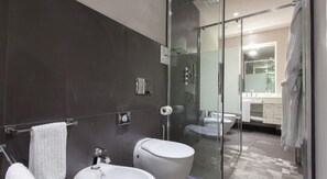 Shower, free toiletries, hair dryer, bathrobes - Royal Palace Luxury Hotel (Rome)