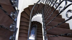 Gradi espirals amb barana metàl·lica i vista de la planta inferior.