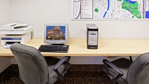 Un bureau d’ordinateur équipé d’un ordinateur de bureau, d’un écran, d’un clavier et d’une imprimante.