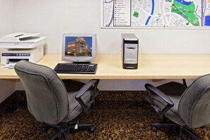 Un escritorio con una computadora de escritorio, un monitor, un teclado e impresora.