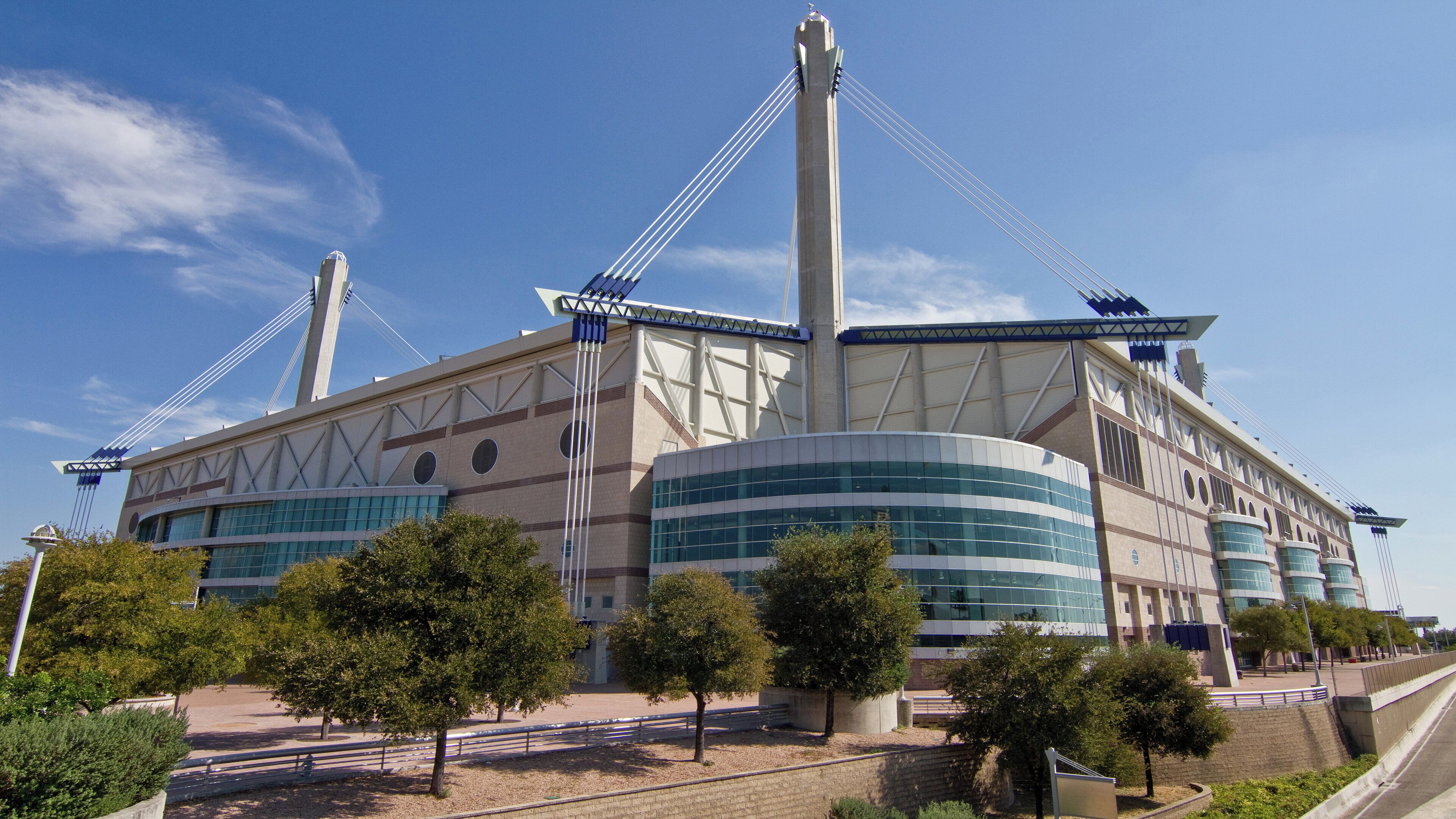 Uno stadio moderno con una grande struttura centrale e due torri alte.