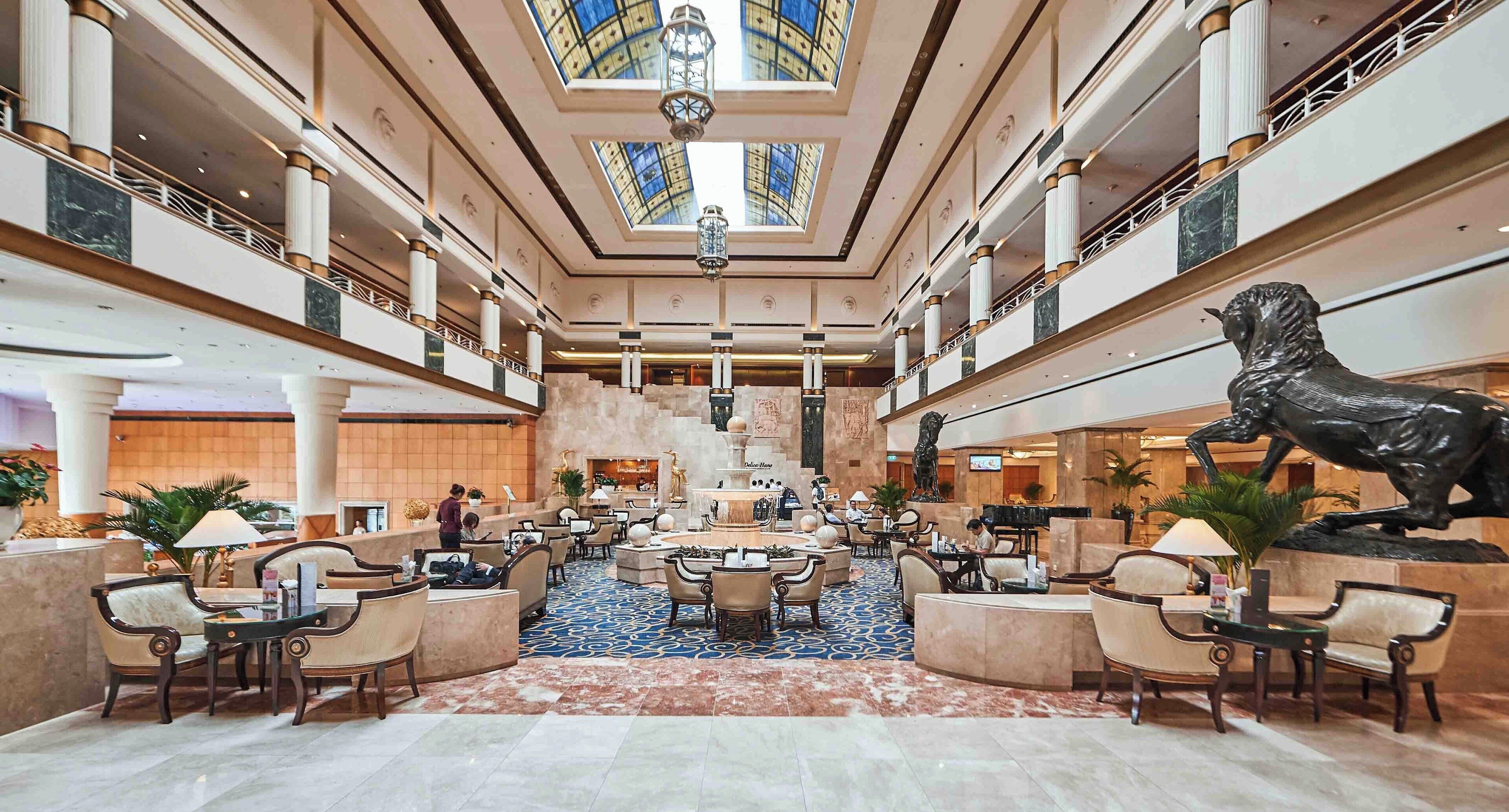 2 bars/lounges, lobby lounge