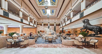 2 bars/lounges, lobby lounge