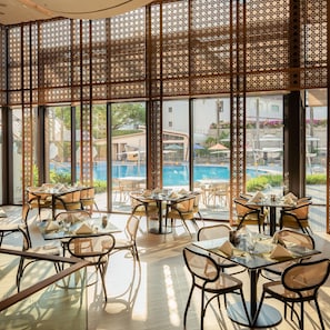 3 restaurants, breakfast, lunch, dinner served; international cuisine