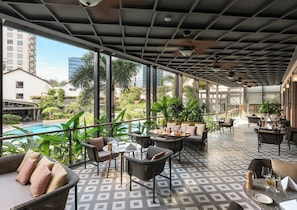 3 restaurantes; se sirven desayunos, comidas, cenas y brunch