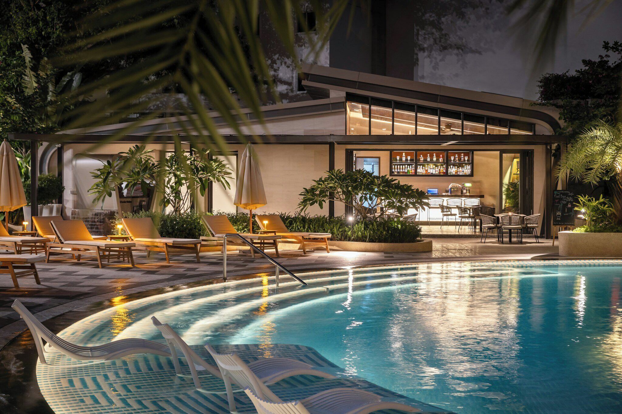 Quầy bar bên hồ bơi