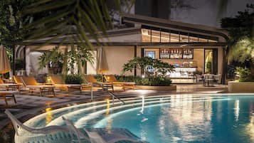 Quầy bar bên hồ bơi