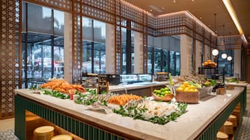 3 nhà hàng, phục vụ bữa sáng, bữa trưa, món ăn mang phong cách quốc tế
