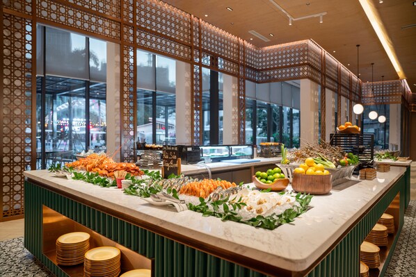 3 restaurants, breakfast, lunch, dinner served; international cuisine 