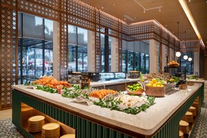 3 間餐廳，供應早餐、午餐和晚餐，國際料理