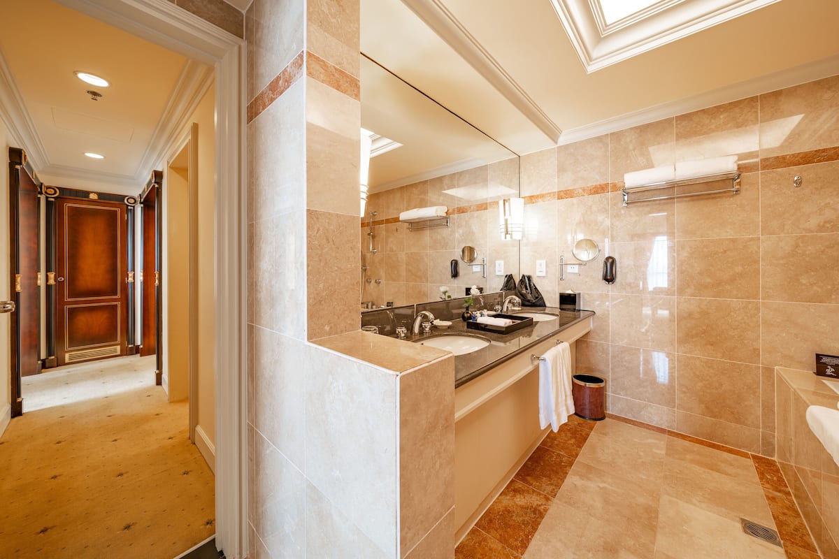 deluxe suite, 1 king bed, river view (king) | bathroom | combined shower/bathtub, free toiletries, hair dryer, bathrobes