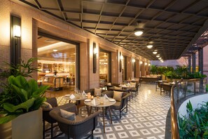3 restaurants, breakfast, lunch, dinner served; international cuisine 