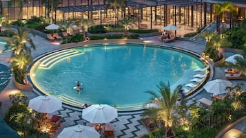 Kolam renang outdoor, dengan cabana gratis dan kursi berjemur