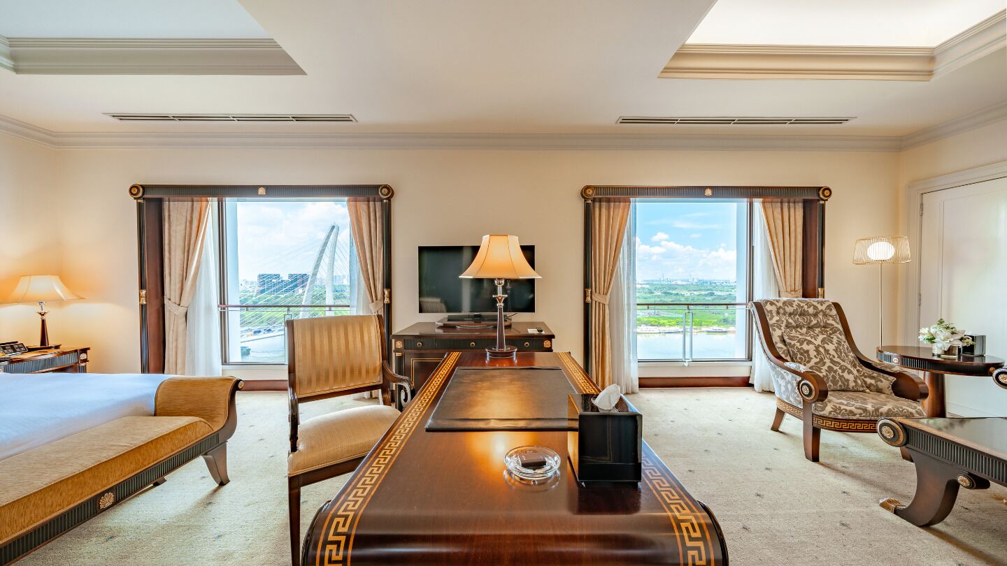 deluxe suite, 1 king bed, river view (king) | minibar, in-room safe, desk, blackout curtains