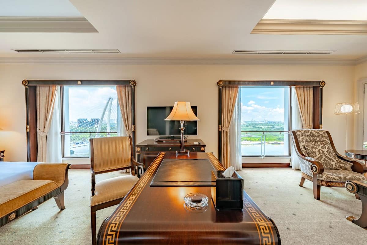 deluxe suite, 1 king bed, river view (king) | minibar, in-room safe, desk, blackout curtains