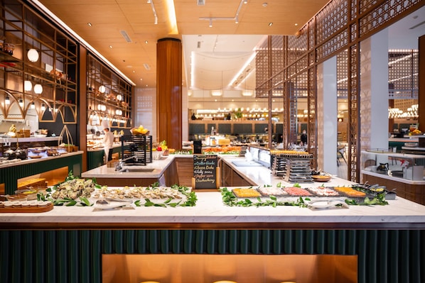 3 restaurants; breakfast, lunch, dinner, and brunch served