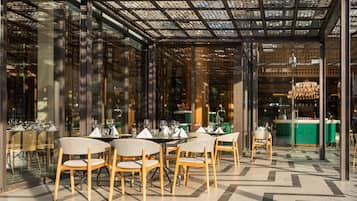 3 restaurants; breakfast, lunch, dinner, and brunch served