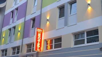 Fassade der Unterkunft – Abend/Nacht