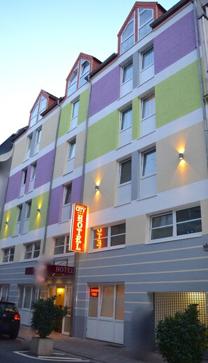 Fassade der Unterkunft – Abend/Nacht