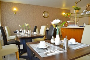 Morgunverðarhlaðborð daglega (10 EUR á mann)