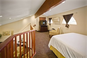 Suite luxueuse, 1 chambre, non-fumeur (1 King and 1 Queen Bed) | Coffre-fort, bureau, fer et planche à repasser, lit de bébé (gratuit)