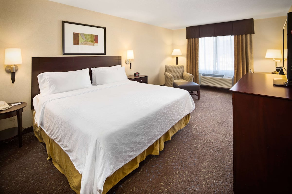 Room, 1 King Bed, Accessible, Non Smoking (Mobility, Roll-in Shower) | In-room safe, desk, iron/ironing board, free cots/infant beds