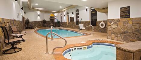 Piscina interna, funciona das 8h às 22h, espreguiçadeiras