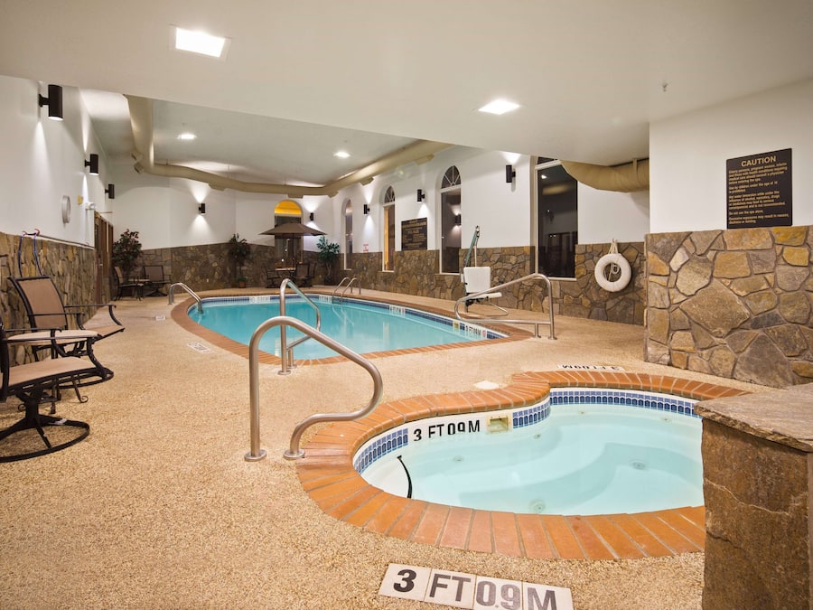 Innendørsbasseng og solsenger