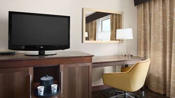 Safe på rommet, skrivebord, blendingsgardiner og strykejern/-brett