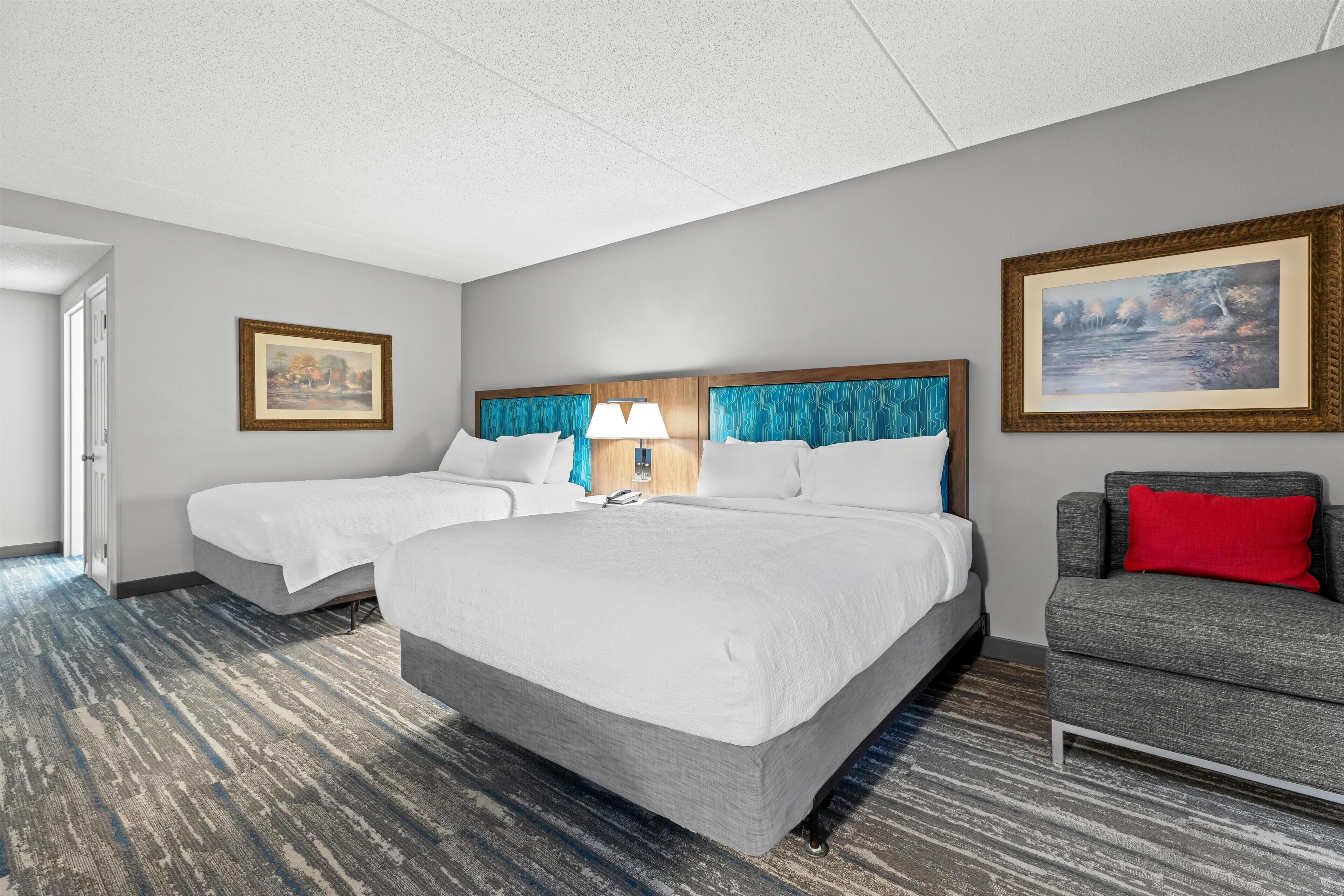 Quarto, 2 camas Queen, acessível, para não fumantes | Cofres nos quartos, cortinas blackout, ferros/tábuas de passar roupa