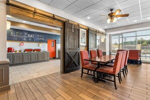 Café da manhã com buffet grátis todos os dias