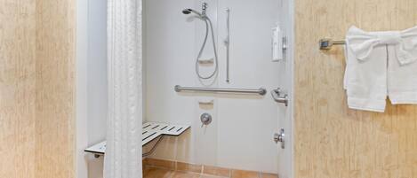 Un bagno con doccia, servizi igienici e portasciugamani.
