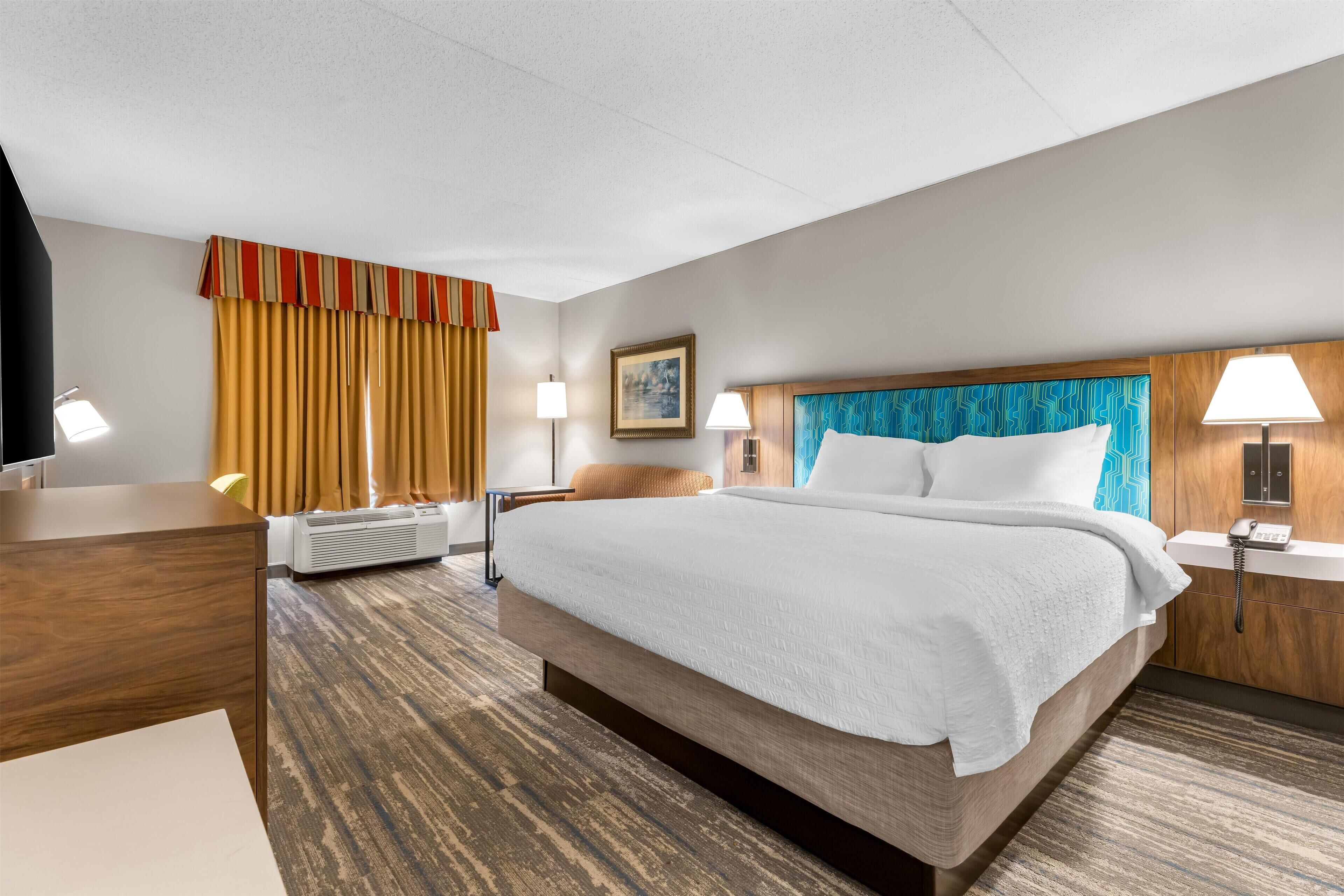 خزنة داخل الغرفة وستائر تعتيم ومكواة/لوح كي وأسرّة أطفال/رضّع (مجانًا)