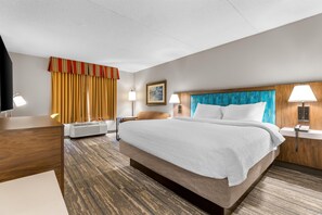 One king study sofa non smoking | In-room safe, blackout drapes, iron/ironing board - Hampton Inn Guntersville (Guntersville)