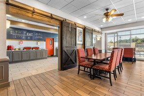 بوفيه فطور مجانًا يوميًا