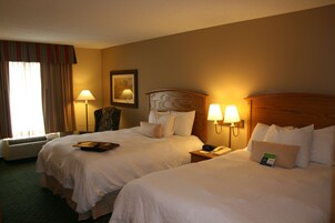 Cofres nos quartos, cortinas blackout, ferros/tábuas de passar roupa