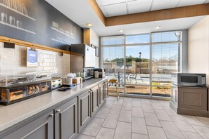 Free daily buffet breakfast - Hampton Inn Guntersville (Guntersville)