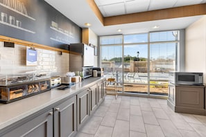 Free daily buffet breakfast - Hampton Inn Guntersville (Guntersville)