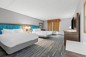 Quarto, 2 camas Queen, acessível, para não fumantes | Cofres nos quartos, cortinas blackout, ferros/tábuas de passar roupa