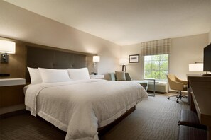 Premium bedding, minibar, in-room safe, blackout curtains - Hampton Inn & Suites Newport/Middletown (Middletown)