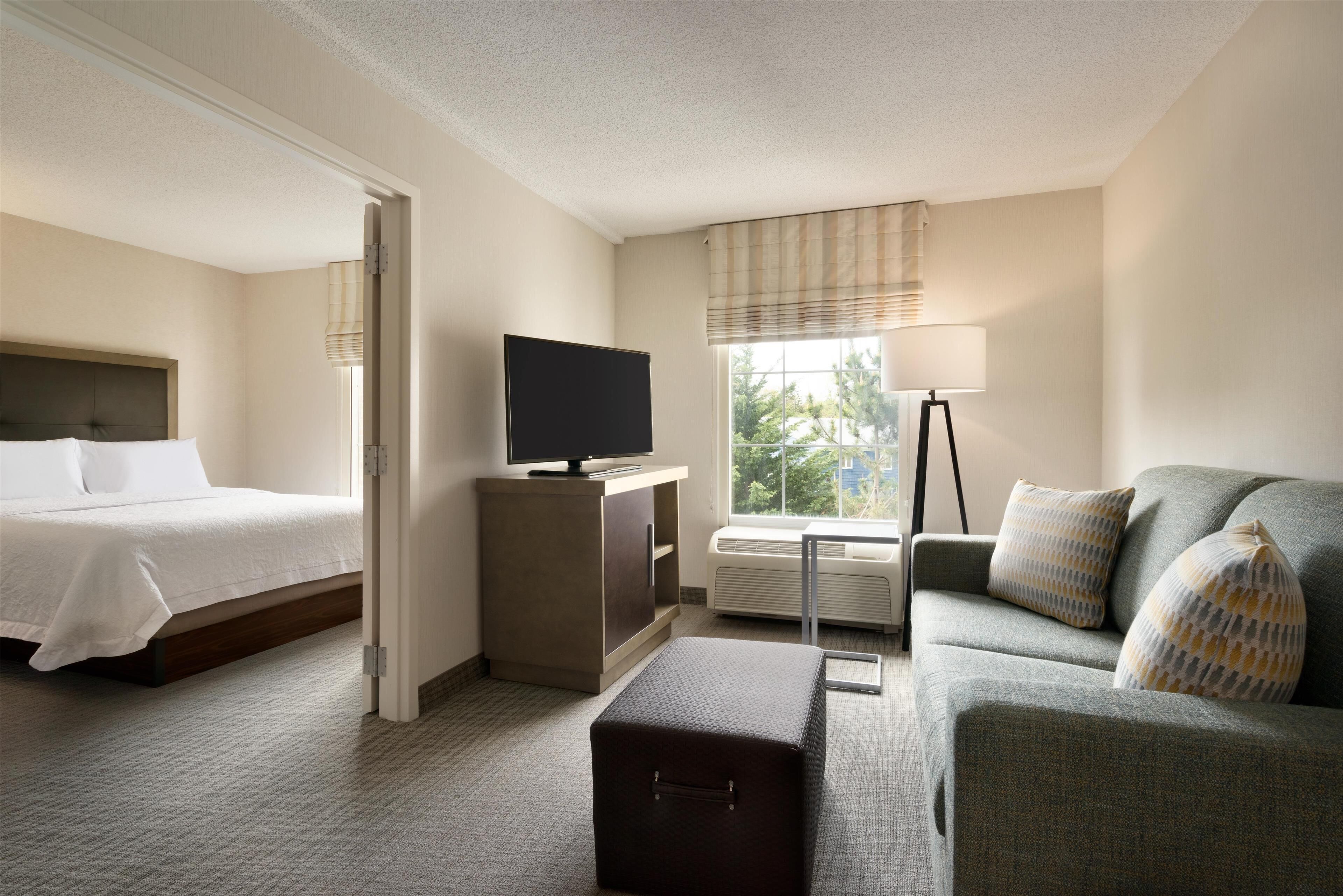 suite, non smoking | premium bedding, minibar, in-room safe, blackout curtains