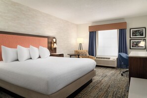Room, 1 King Bed, Accessible, Non Smoking (Hearing) | Premium bedding, minibar, in-room safe, blackout drapes
