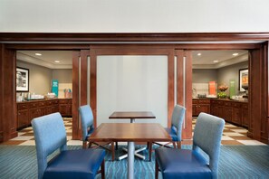 فطور أوروبي مجانًا يوميًا