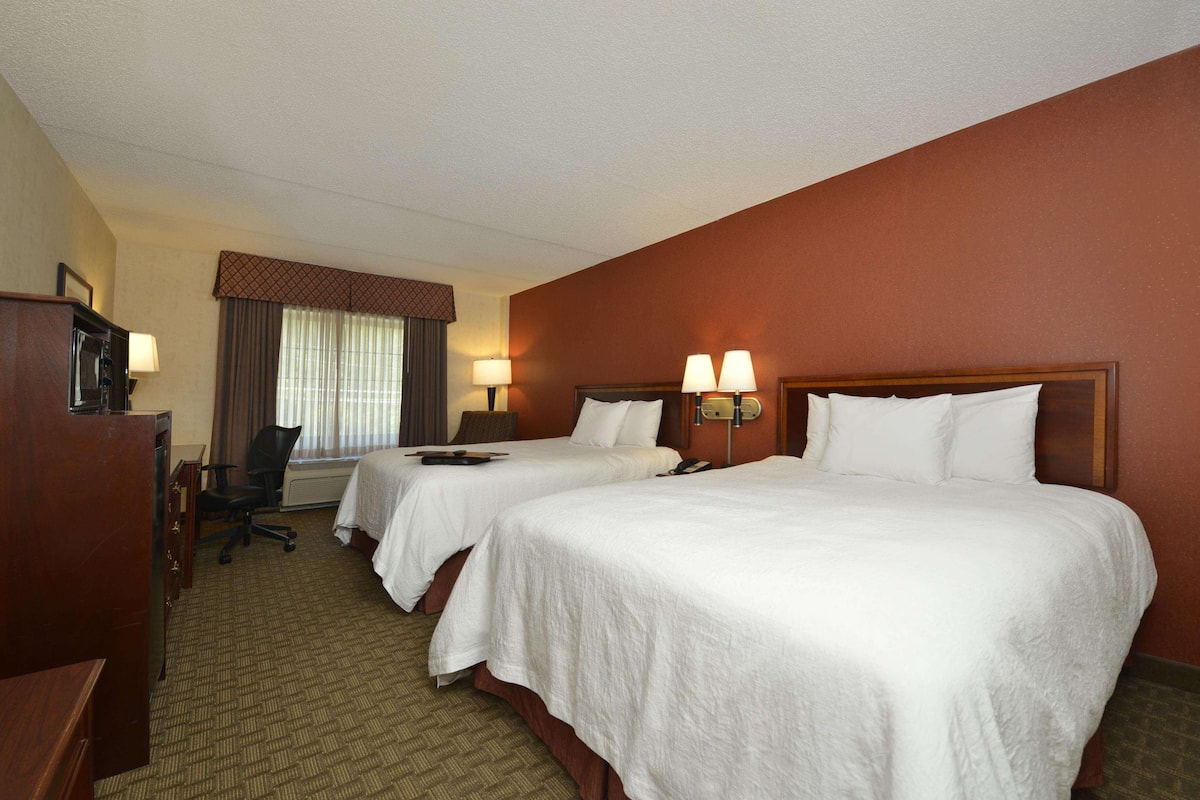Hypo-allergenic bedding, in-room safe, desk, blackout curtains