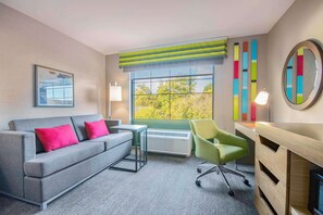 ملاءات للفراش لا تسبب الحساسية وخزنة داخل الغرفة ومكتب وستائر تعتيم